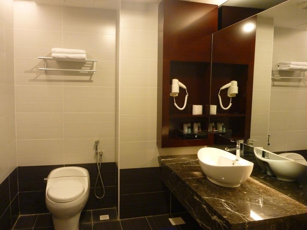 Pariss Hotel Johor Bahru Bagian luar foto