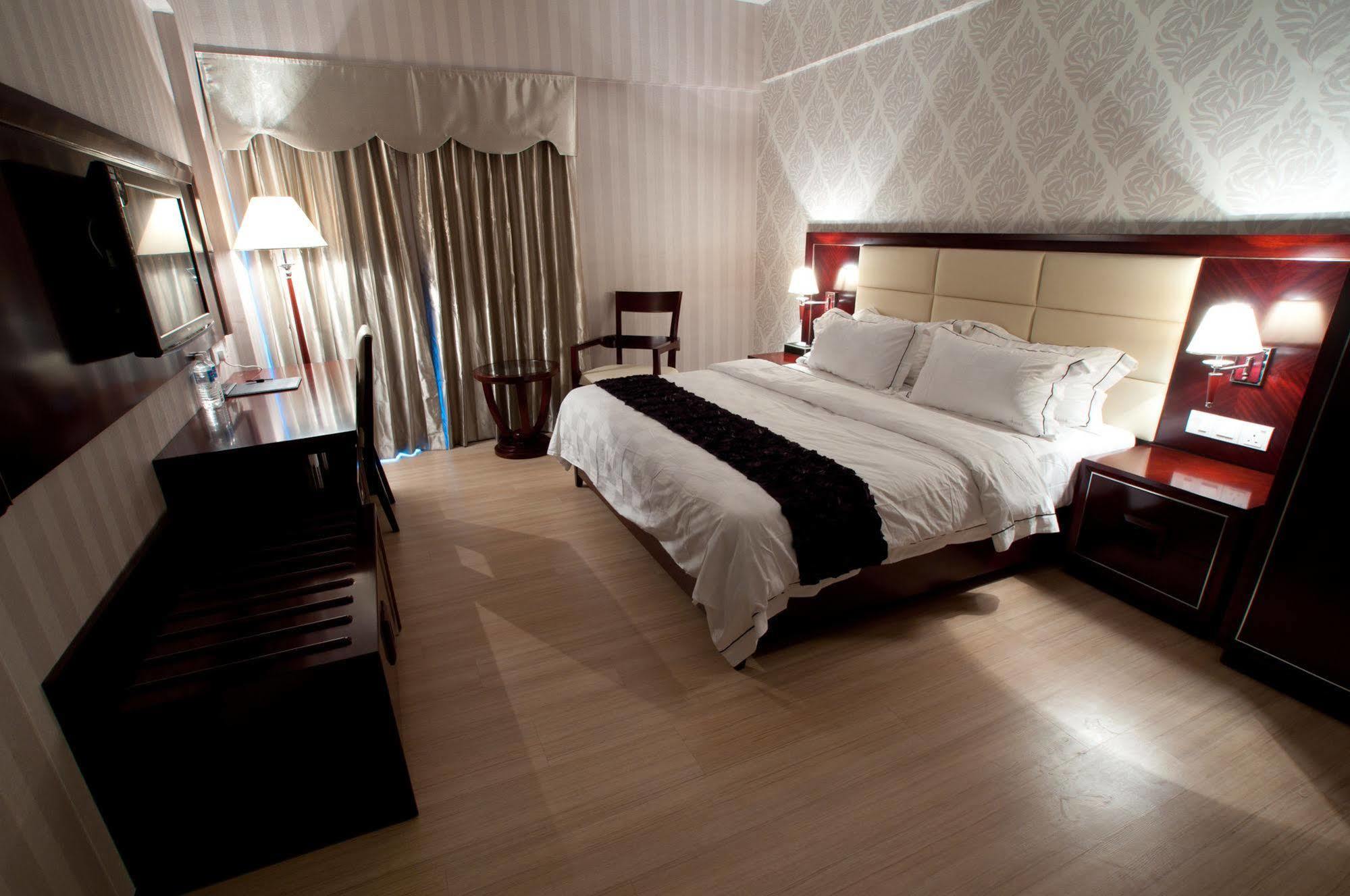 Pariss Hotel Johor Bahru Bagian luar foto