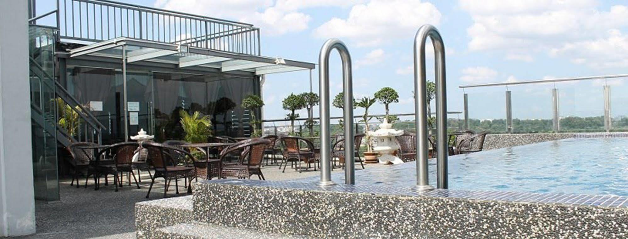 Pariss Hotel Johor Bahru Bagian luar foto